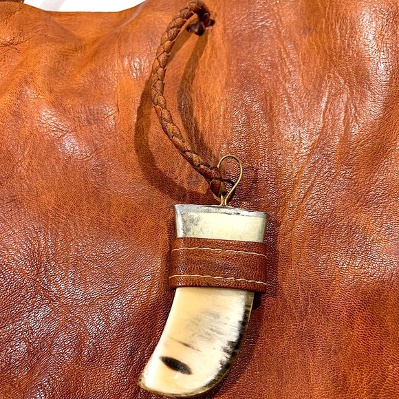 Artisanal leather purse in cognac with “horn” closure, back zipped pocket - Picture 4 of 15